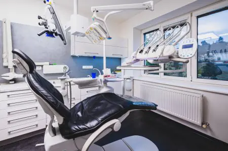 غرفة علاج أسنان حديثة بمعدات متطورة في عيادة CDC Dental Clinic