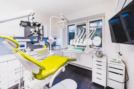 غرفة علاج أسنان حديثة بمعدات متطورة في عيادة CDC Dental Clinic