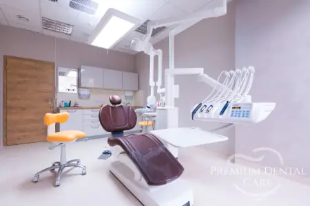 Sala de tratamiento dental con equipo moderno en Premium Dental Care
