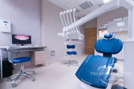 Sala de tratamiento dental con equipo moderno en Premium Dental Care