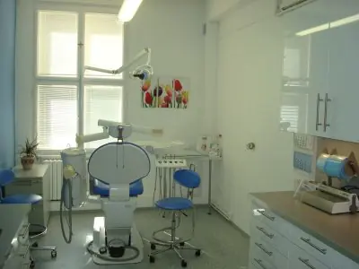Sala de tratamiento dental con equipo moderno en PERLAN DENTAL CLINIC