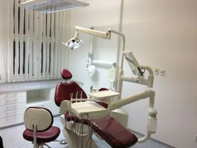 Sala de tratamiento dental con equipo moderno en PERLAN DENTAL CLINIC