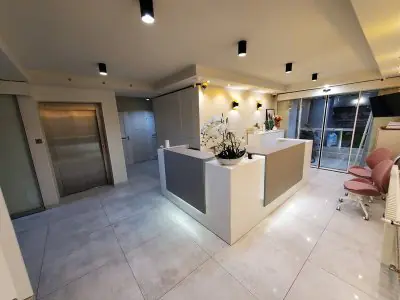 منطقة الاستقبال في Dr. Urszán Albert Aesthetic Plasztikai Sebészet بودابست بتصميم عصري