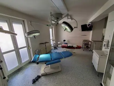 غرفة عمليات في Dr. Urszán Albert Aesthetic Plasztikai Sebészet بودابست مع أضواء جراحية