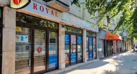 واجهة عيادة Royal Dental Clinic في المجر، منشأة طب أسنان حديثة