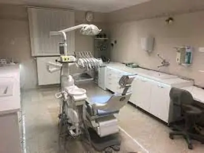 غرفة علاج أسنان بمعدات حديثة في عيادة رويال لطب الأسنان، المجر