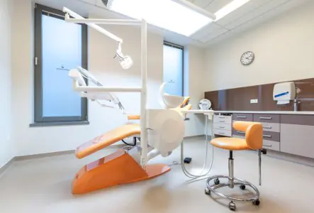 غرفة علاج أسنان حديثة في Budapest Top Dental مزودة بمعدات متطورة