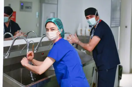 منطقة غسل اليدين للجراحين في PARKHAYAT Afyon Hospitals Group، تركيا