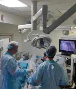 جراحة بالمنظار في غرفة العمليات بمركز Dievo Surgery Center، معدات طبية متقدمة