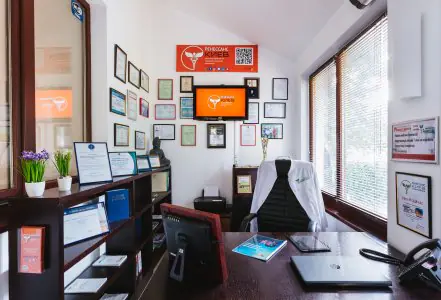Consultorio médico en la Clínica Renaissance Kyiv de Psiquiatría con certificados y espacio moderno