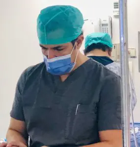 Neurocirujano con bata en quirófano de GDL High Specialty Neurosurgery