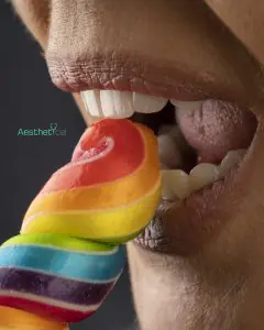 صورة مقربة لأسنان صحية في عيادة Aesthetical، مفهوم العناية بالأسنان