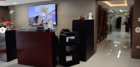 Área de recepción en Puebla Dermatologic and Cosmetic Surgery Clinic, interior moderno