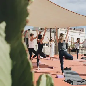 Clase de yoga al aire libre en la azotea de Yoga Weeks, Barcelona