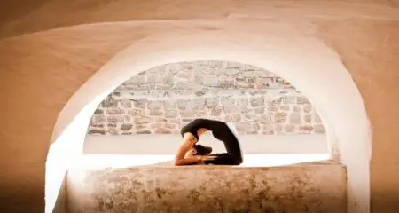 Estudio de yoga en la clínica Yoga Weeks con interior de piedra y luz natural