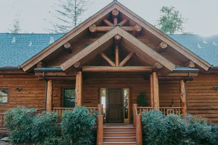 الواجهة الخارجية لعيادة Wisteria Wellness Retreat بتصميم كوخ خشبي