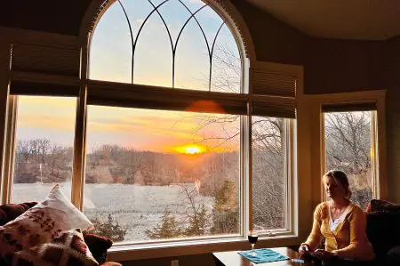 صالة استرخاء في عيادة Mind Shift Yoga بنوافذ كبيرة وإطلالة على غروب الشمس