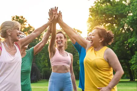 جلسة يوغا جماعية في الهواء الطلق في عيادة Mind Shift Yoga، أشخاص يحتفلون بالصحة