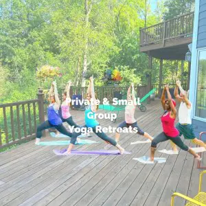 جلسة يوغا خارجية على سطح خشبي في عيادة Mind Shift Yoga