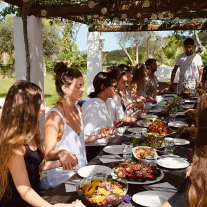 Comida grupal al aire libre en la clínica de bienestar Mettaformo Retreats