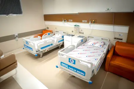 غرفة مرضى بسريرين في مستشفى Ekol International Hospitals، تصميم داخلي حديث