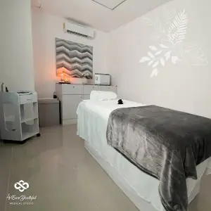 غرفة علاج في 4everyouthful Medical Studio بسرير تدليك وديكور عصري