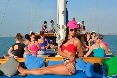 جلسة يوغا على قارب مع مجموعة Yoga Adventures UK، ملاذ صحي في الهواء الطلق