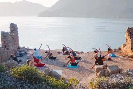 جلسة يوغا خارجية بجانب البحر مع Yoga Adventures UK، منتجع طبيعي خلاب