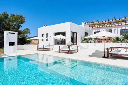 الواجهة الخارجية لعيادة Malva Retreats Ibiza مع مسبح ومنطقة استرخاء