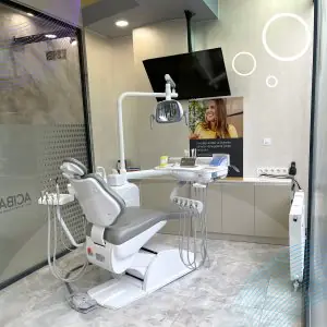 غرفة علاج أسنان حديثة في عيادة Acibadem مزودة بمعدات متقدمة