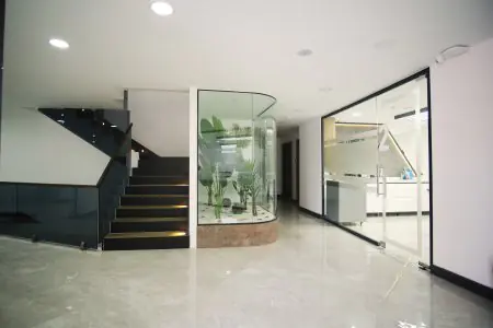 ردهة حديثة بجدران زجاجية في عيادة Beyazada Dental Clinic Lara، أنطاليا