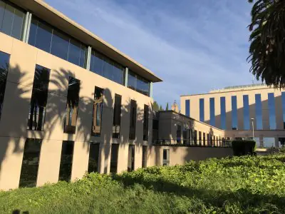 الواجهة الخارجية لمركز تيكنون الطبي، مبنى حديث في برشلونة
