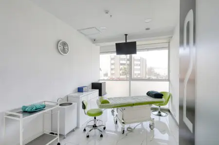 غرفة علاج حديثة في Clinichair بسرير طبي ومعدات، تركيا