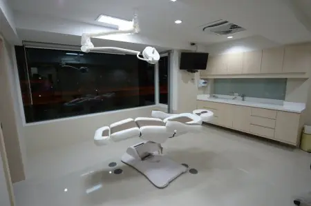 Sala de tratamiento moderna con silla ajustable en SEVEN PLUS CLINIC AND DSECRET CLINIC