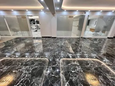 ممر حديث بأرضية رخامية في مركز MEDISAM HEALTH CENTER الطبي
