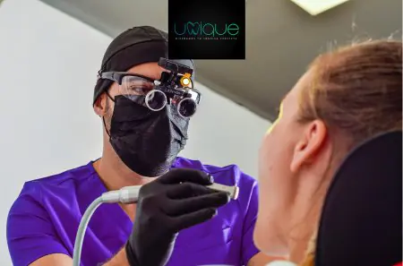 طبيب أسنان يجري إجراءً في Unique Dental Clinic باستخدام معدات حديثة