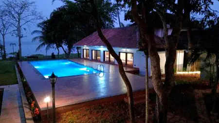 Área de piscina exterior en Shantitheeram Ayurveda Heritage Resort, clínica en Kerala