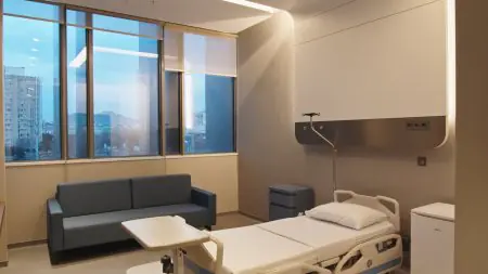 غرفة مرضى في مستشفى طب الأسنان بجامعة ميديبول أنقرة مع وسائل راحة حديثة