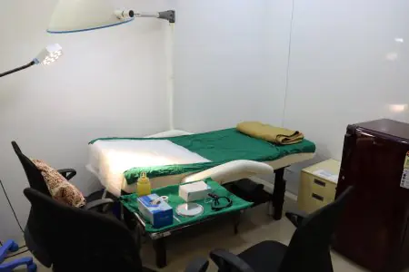 غرفة علاج في Vplant Speciality Clinics بسرير فحص ومعدات طبية