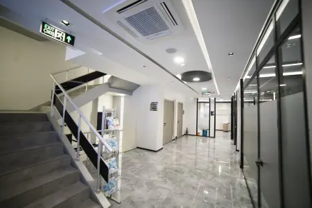 ممر وسلالم حديثة في Avangart Dental Clinic، إسطنبول