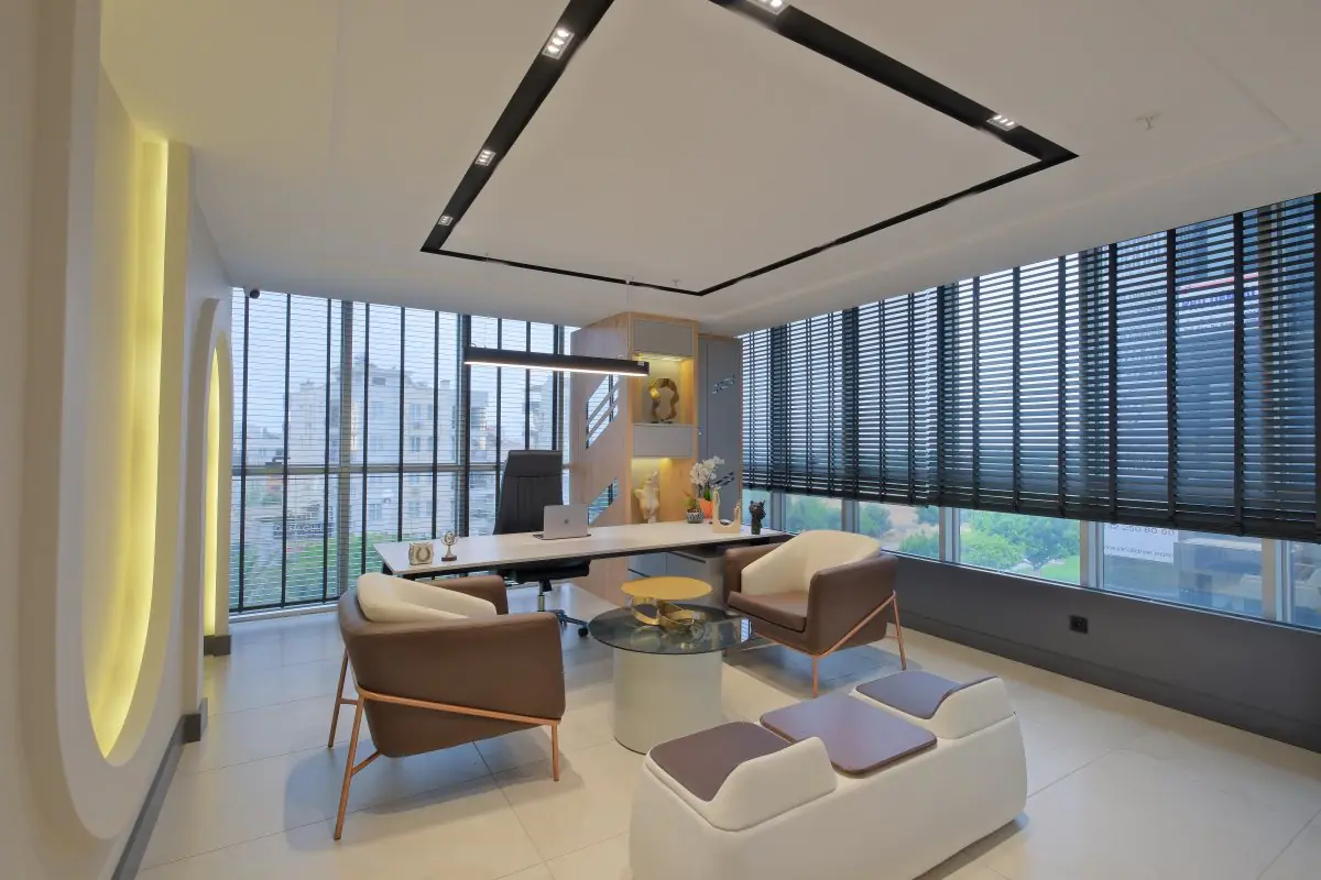 Современный кабинет врача в клинике Soraca Med с большими окнами и современным интерьером