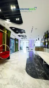 منطقة استقبال حديثة في عيادة Yalova Dental Park بديكور أنيق في تركيا