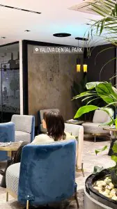 منطقة انتظار حديثة في Yalova Dental Park بمقاعد مريحة ونباتات