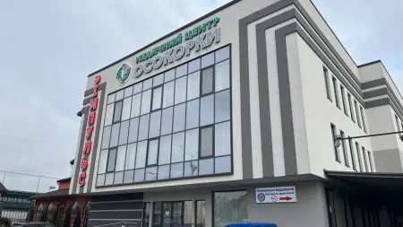 الواجهة الحديثة لمركز إمبولس الطبي في كييف، أوكرانيا