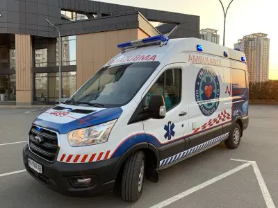سيارة إسعاف مركز إمبولس الطبي متوقفة أمام العيادة في كييف