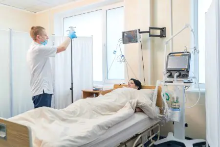 غرفة مريض في مركز إمبولس الطبي مع أجهزة مراقبة ورعاية تمريضية