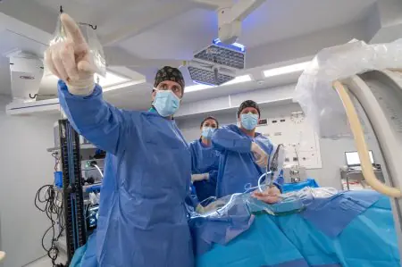Equipo quirúrgico realizando procedimiento en quirófano moderno en Hospital Universitari Quiron-Dexeus