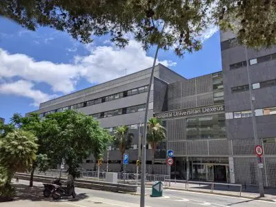 Fachada moderna del Hospital Universitari Quiron-Dexeus en Barcelona, España