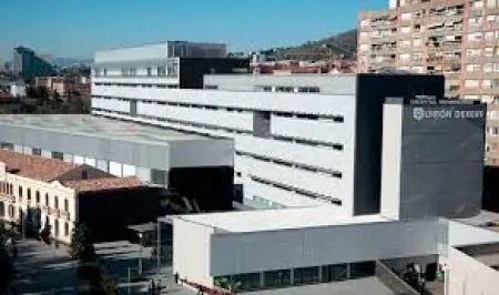 Edificio moderno de la clínica Hospital Universitari Quiron-Dexeus en Barcelona, España