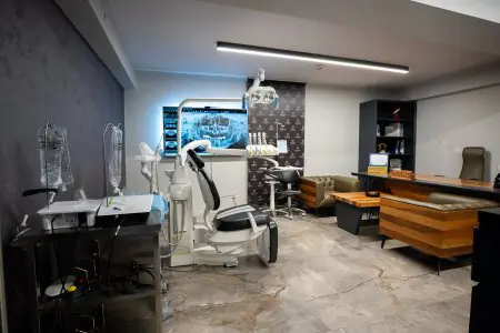 غرفة علاج أسنان بمعدات حديثة في Dente Dental Studio